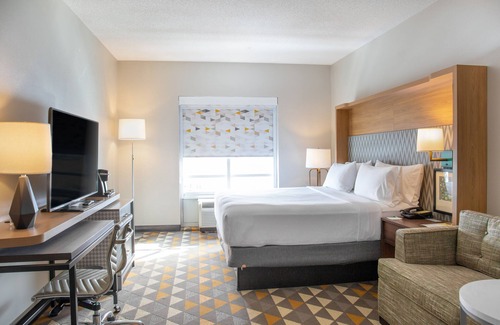 Maumee Hotel | Relax at Holiday Inn Toledo-Maumee with Family-Friendly Amenities