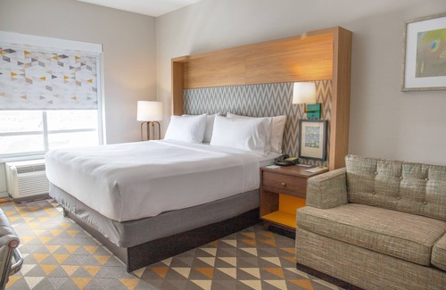 Maumee Hotel | Relax at Holiday Inn Toledo-Maumee with Family-Friendly Amenities
