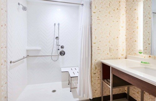 Maumee Hotel | Relax at Holiday Inn Toledo-Maumee with Family-Friendly Amenities