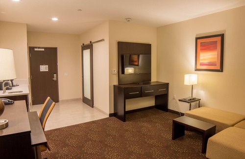 Trophy Club Hotel | Discover Holiday Inn Trophy Club: Family-Friendly Retreat