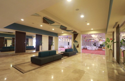 Tuxpan Hotel | Convenient Holiday Inn Tuxpan with Pool and Spa Amenities