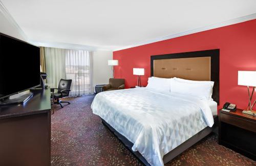 Tyler Hotel | Convenient Holiday Inn Tyler - Conference Center with Pool