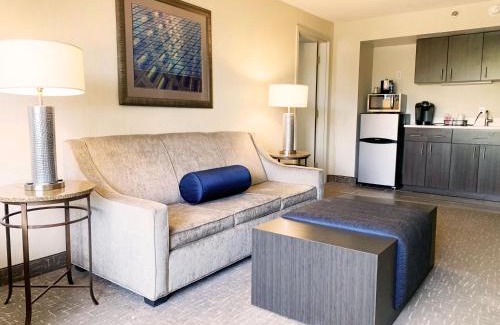 Charlottesville Hotel | Comfortable Holiday Inn University Area with Pool & Dining