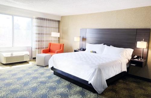 Charlottesville Hotel | Comfortable Holiday Inn University Area with Pool & Dining