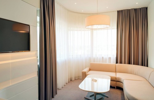 Business District Hotel | Discover Holiday Inn Vilnius: A 4-Star Family Retreat