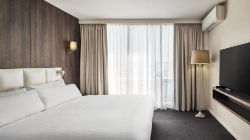 Cabramatta Hotel | Discover Holiday Inn Warwick Farm: Family-Friendly Comfort
