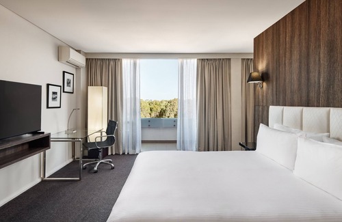 Cabramatta Hotel | Discover Holiday Inn Warwick Farm with Pool and Spa Access