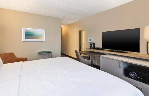 Carle Place Hotel | Comfortable Stay at Holiday Inn Westbury-Long Island