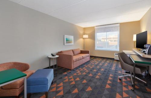 Carle Place Hotel | Comfortable Stay at Holiday Inn Westbury-Long Island