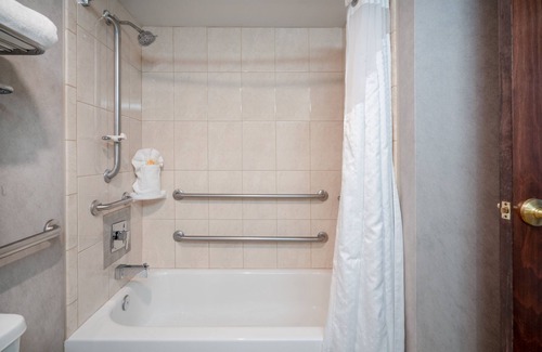 Wilmington Hotel | Family-Friendly Holiday Inn Wilmington with Pool & Breakfast