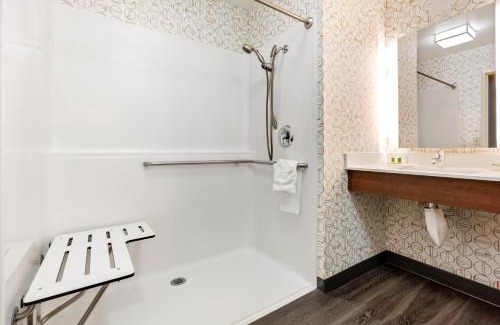 Buena Hotel | Relax at Holiday Inn Yakima with Pool and Ocean Views