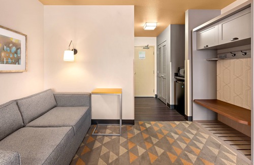 Buena Hotel | Relaxing Retreat at Holiday Inn Yakima with Pool and Spa