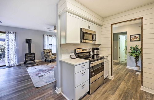 Eureka Springs House | Mountain View Retreat: Hot Tub & Pet-Friendly Getaway