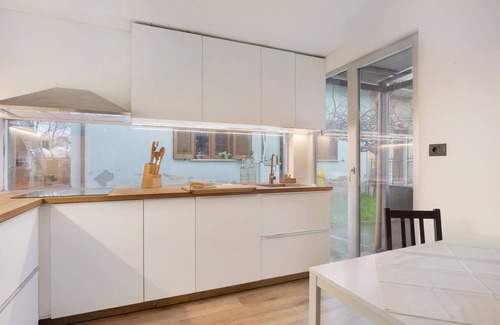 Santo Stefano di Magra House | Holiday Home 'Gli Ulivi' with Private Garden, Wi-Fi and Air Conditioning