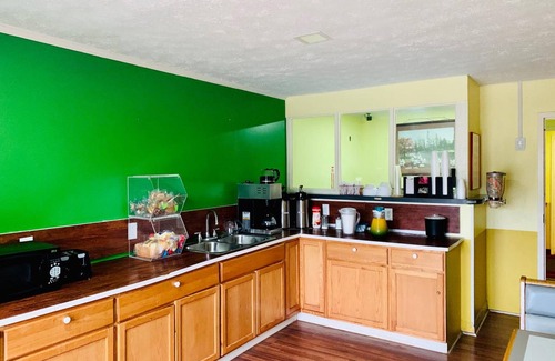 Greensboro Hotel | Budget-Friendly Holiday Lodge with Family Amenities