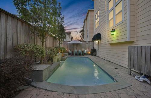 Shady Acres House | Charming Home with Private Pool - Guest Rated 10/10