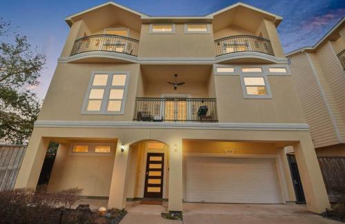 Shady Acres House | Charming Home with Private Pool - Guest Rated 10/10