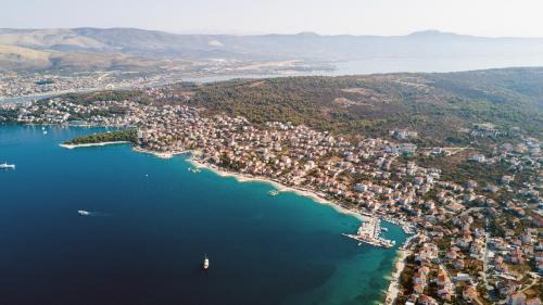 Okrug Gornji House | Experience Holiday Luxury Resort Sundance with Ocean Views