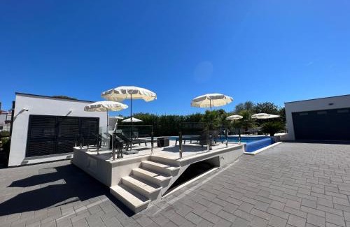 Okrug Gornji House | Experience Holiday Luxury Resort Sundance with Ocean Views