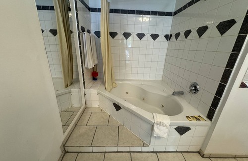 Orillia Hotel | Budget-Friendly Holiday Motel with Breakfast & Family Perks