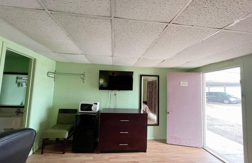 Springhill Hotel | Budget-Friendly Holiday Motel with Family Amenities