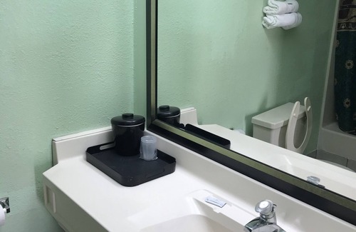 Springhill Hotel | Budget-Friendly Holiday Motel with Family Amenities