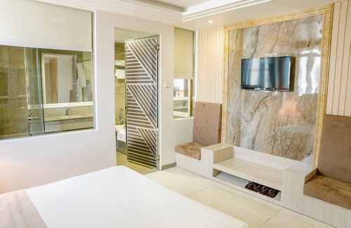 Ninh Kieu Hotel | Budget-Friendly Stay at Holiday One Hotel with Pool & Spa
