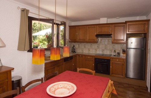 Prades-sur-Vernazobre Villa | Idyllic Retreat with Heated Pool & Ocean Views Await You