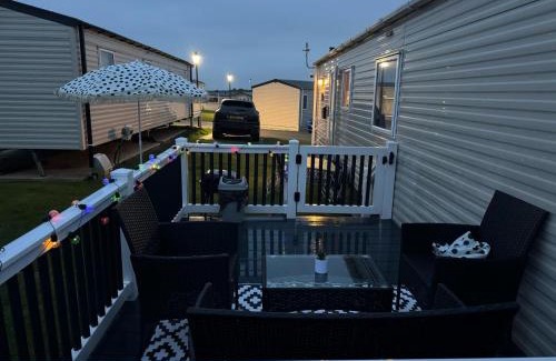 Leysdown-on-Sea Resort | Pet-Friendly Holiday Park Caravan Fluffy with Ocean View