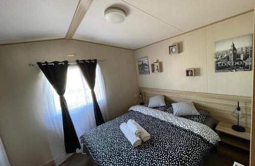 Leysdown-on-Sea Resort | Pet-Friendly Holiday Park Caravan Fluffy with Ocean View