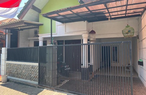 Sidoarjo House | Family-Friendly Holiday Park with Pet Hospitality Awaits