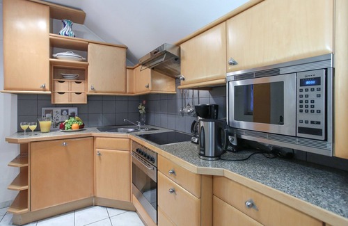 Matzleinsdorf Apartment | Elegant Penthouse Apartment Near Belvedere Palace, Vienna