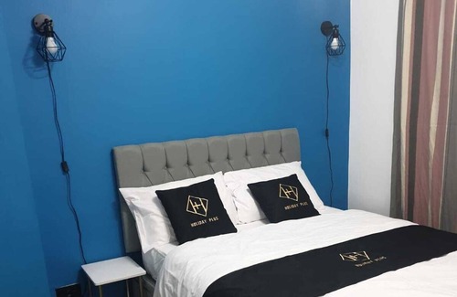 Newcastle-Under-Lyme House | Family-Friendly Stays at Holiday Plus in New Castle