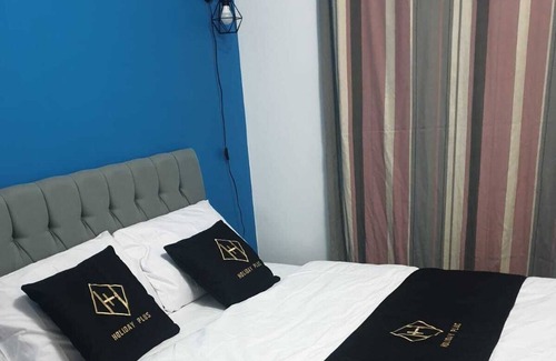 Newcastle-Under-Lyme House | Family-Friendly Stays at Holiday Plus in New Castle