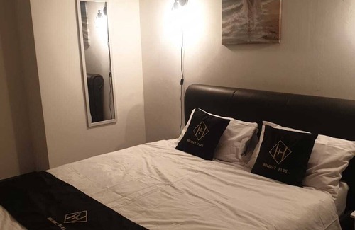 Newcastle-Under-Lyme House | Family-Friendly Stays at Holiday Plus in New Castle