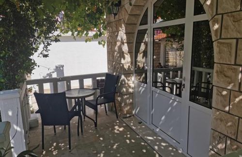 Cove Tri Zala (Zrnovo) House | Cozy Holiday Resort Balota with Oceanfront Pool Access