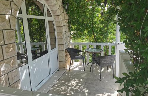 Cove Tri Zala (Zrnovo) House | Cozy Holiday Resort Balota with Oceanfront Pool Access