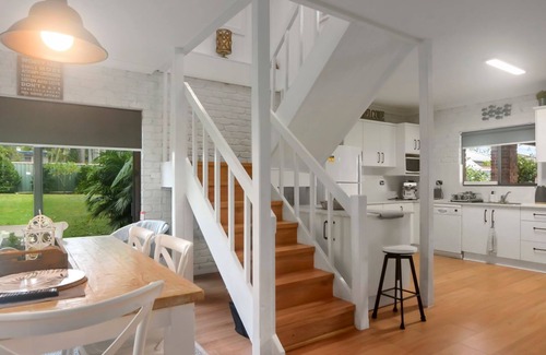 Callala Bay House | Cozy Holiday Retreat - Private Hideaway for 7 Guests