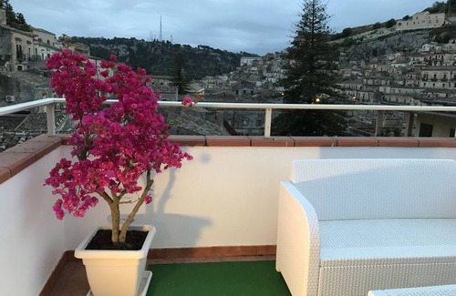 Modica House | Exquisite Holiday Rooms with Breakfast and Kitchen Amenities