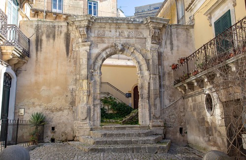 Modica House | Exquisite Holiday Rooms with Breakfast and Kitchen Amenities