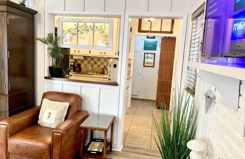 Old Towne Cottage | Pineapple Cottage: Ocean View with Spa & Family Amenities