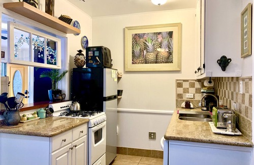 Old Towne Cottage | Pineapple Cottage: Ocean View with Spa & Family Amenities