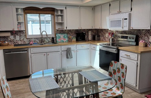 Regency Park House | Holiday Specials - Ask! Dog-Friendly Tropical Getaway with a Covered Pool