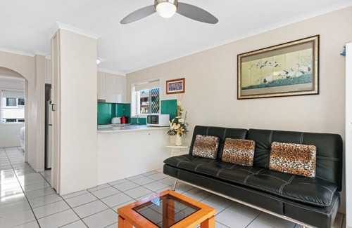 Burleigh Heads Apartment | Convenient Holiday Unit Near Beach with Pool & Kitchen