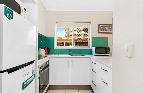 Burleigh Heads Apartment | Convenient Holiday Unit Near Beach with Pool & Kitchen