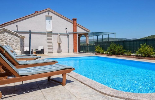 Primorski Dolac Villa | Oceanfront Escape at Holiday Villa Anna - 4 Star Retreat