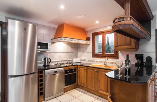 Felanitx Cottage | Inviting Holiday Villa for 10 Near Cala D'Or & Spa Amenities