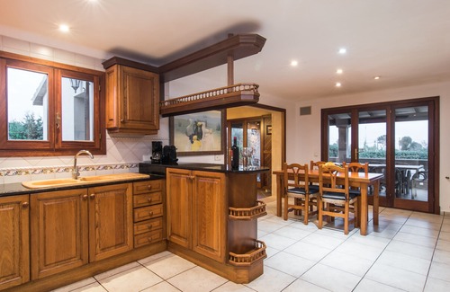 Felanitx Cottage | Inviting Holiday Villa for 10 Near Cala D'Or & Spa Amenities