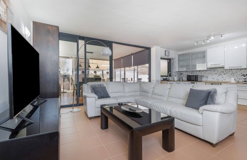 Bahia Calma Apartment | Holidays at 'Casa Carmina' with Sea View, Wi-Fi and Air Conditioning