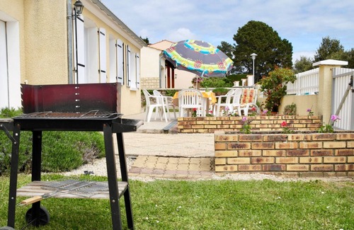 Brem Sur Mer Ski Chalet | Invigorating Family Getaway at Brem-sur-Mer with Kitchen